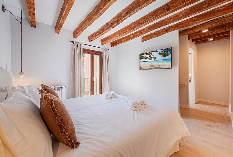 Schlafzimmer mit Einzelbetten und Bad
