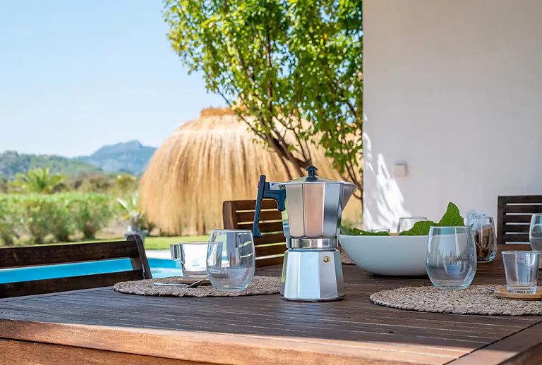 Esstisch auf der Terrasse am Pool