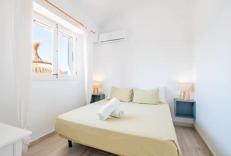 Schlafzimmer mit Doppelbett und Nachttischen