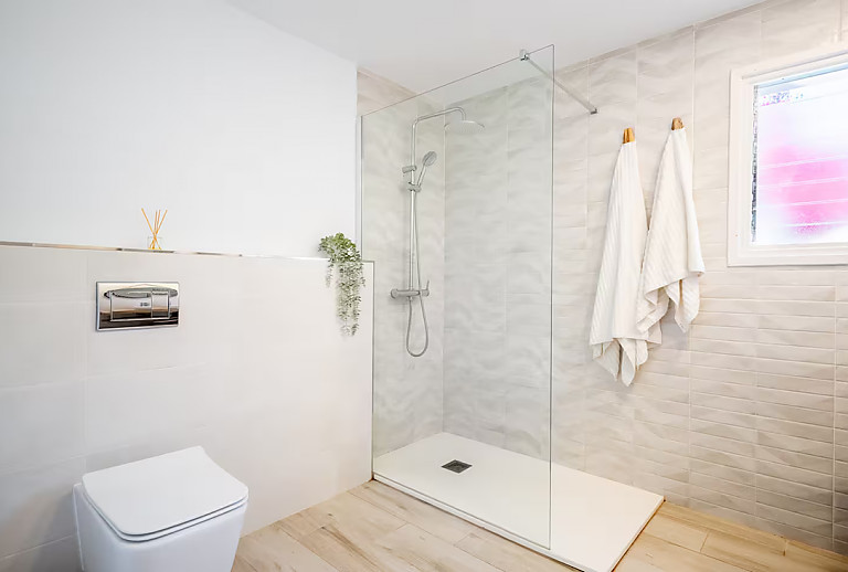 Bad mit Dusche und WC