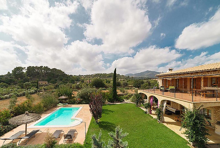 Finca Bergblick Rasen Garten Himmel