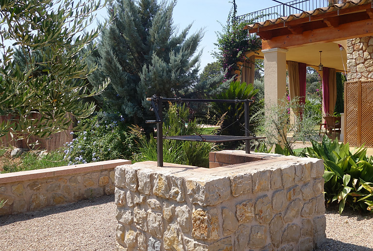 Terrasse Baenke Tisch Natursteinfassade