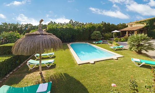 Rasen Sonnenschirm Sonnenliegen Pool Hecke