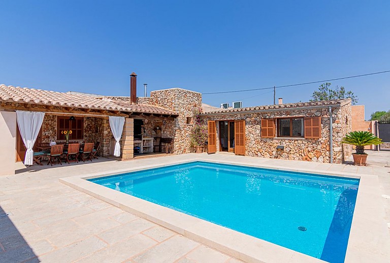 Finca Pool Sonnenliegen Himmel