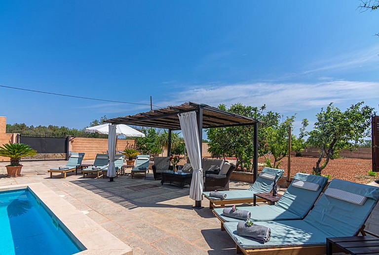 Gartenmöbel Baum Schatten Pool Finca